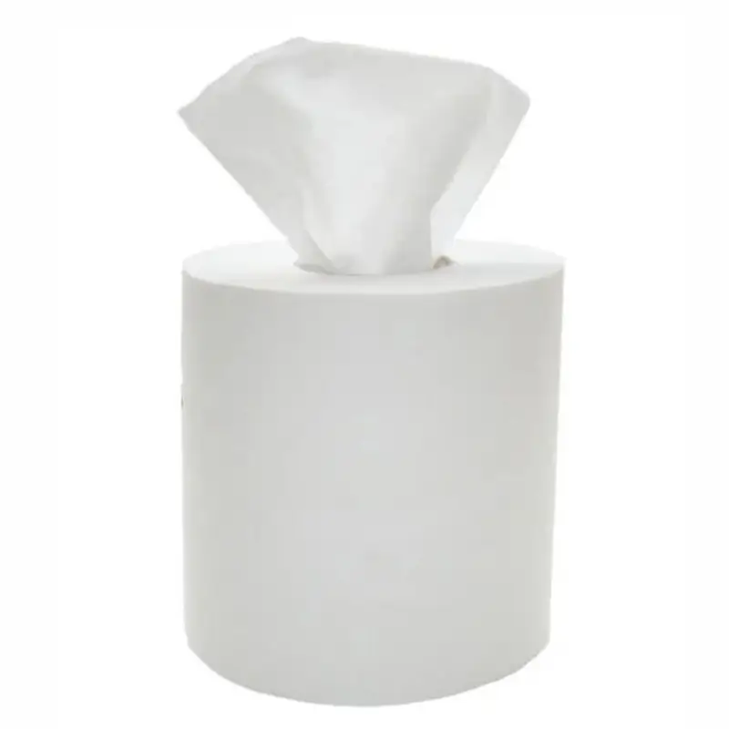 Rollo de toallitas de papel con tirador central de bambú sobre fondo blanco.